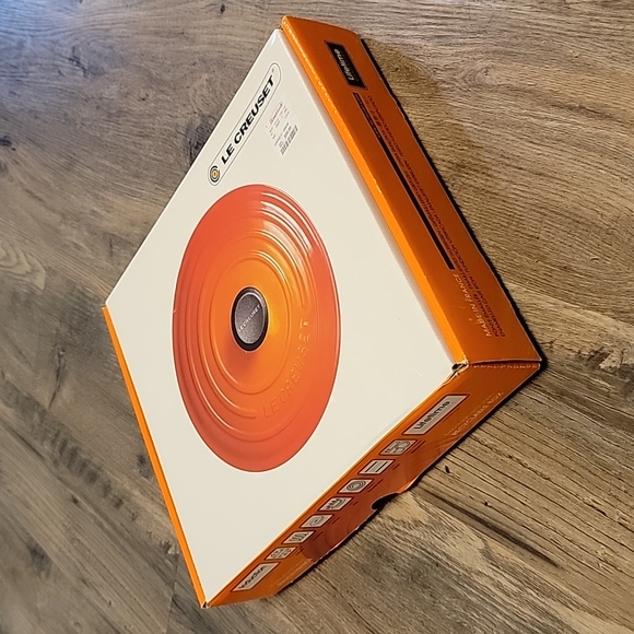 Le Creuset Cassis Cast Iron Round Evolution Skillet Grill - Picture 12 of 15